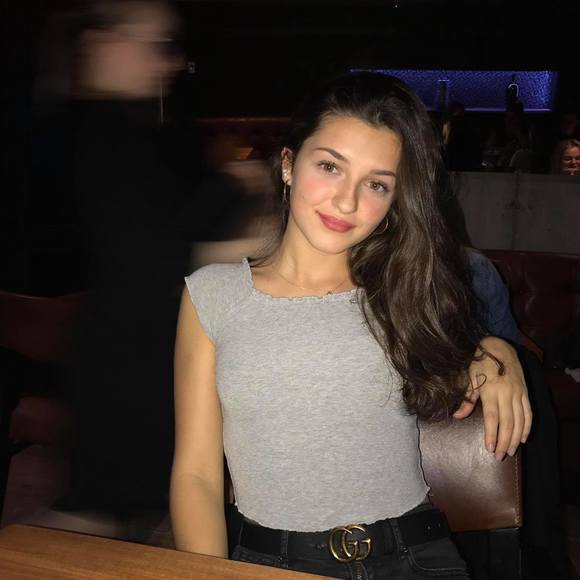 Meet your Posher, Léa - Picture 1 of 1